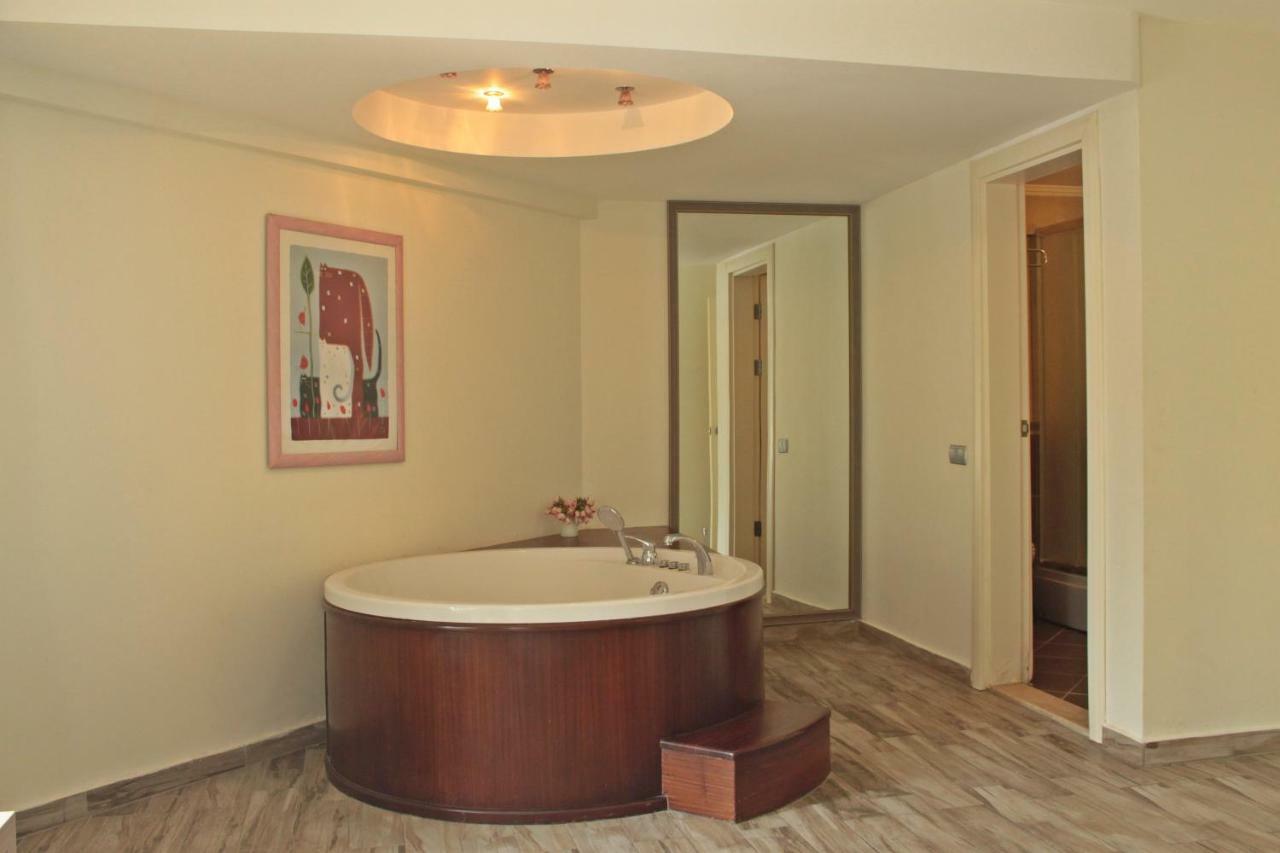 Costa Queen Suites Gümbet Esterno foto